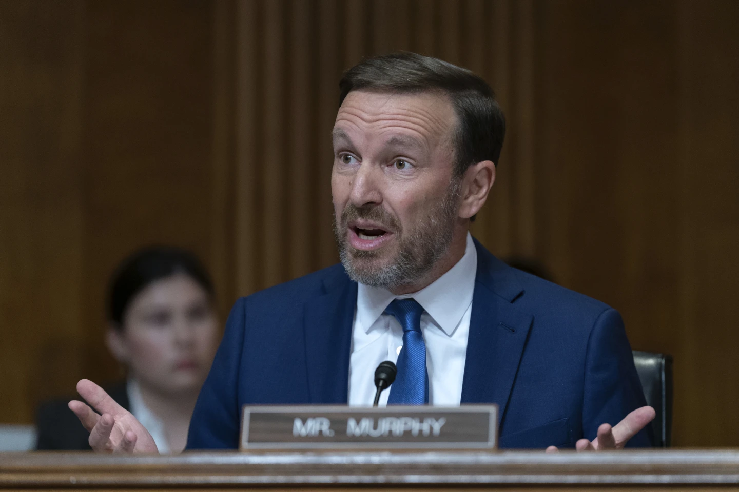 ABD'li Senatör Chris Murphy, Trump yönetiminin Katar ve BAE ile olan ilişkilerine yönelik eleştirileriyle Senato'da dikkat çekti.