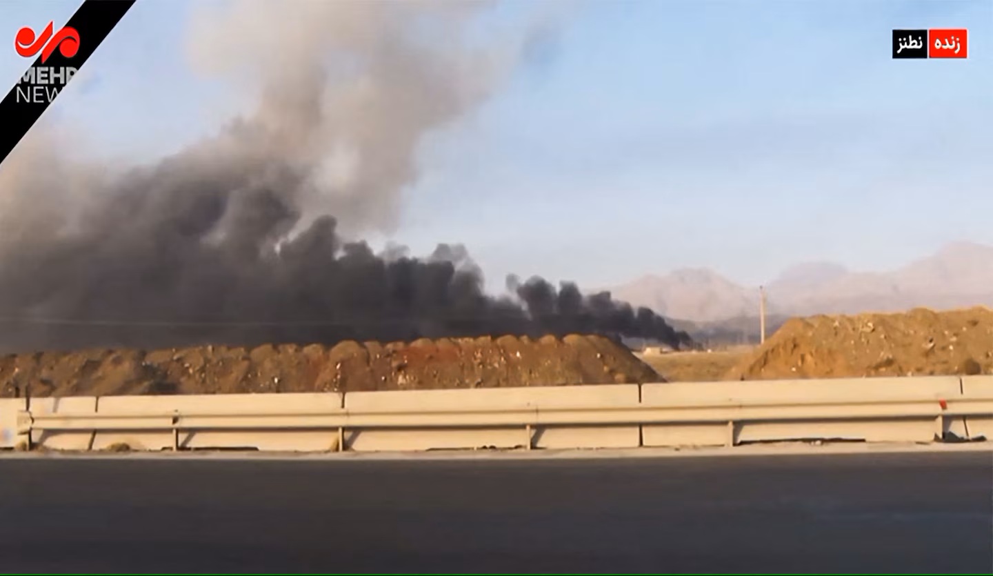 İran’ın İsfahan kentindeki nükleer araştırma tesisi, saldırılar sonrası dumanlar içinde görüntülendi.