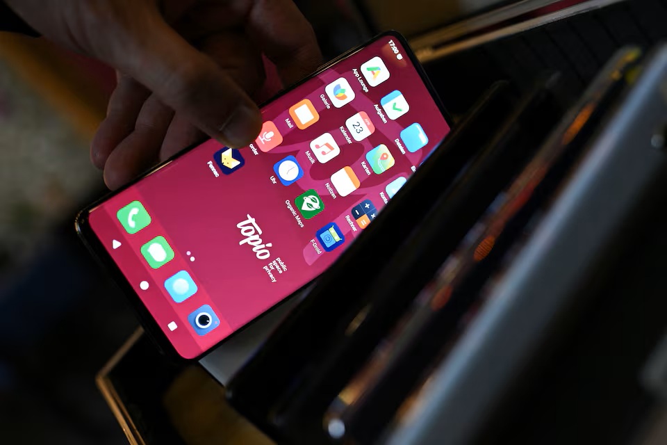 Berlin'deki Topio standında gönüllüler, Google ekosisteminden arındırılmış cihazlar kurarak kullanıcıların dijital bağımsızlığını destekliyor.
