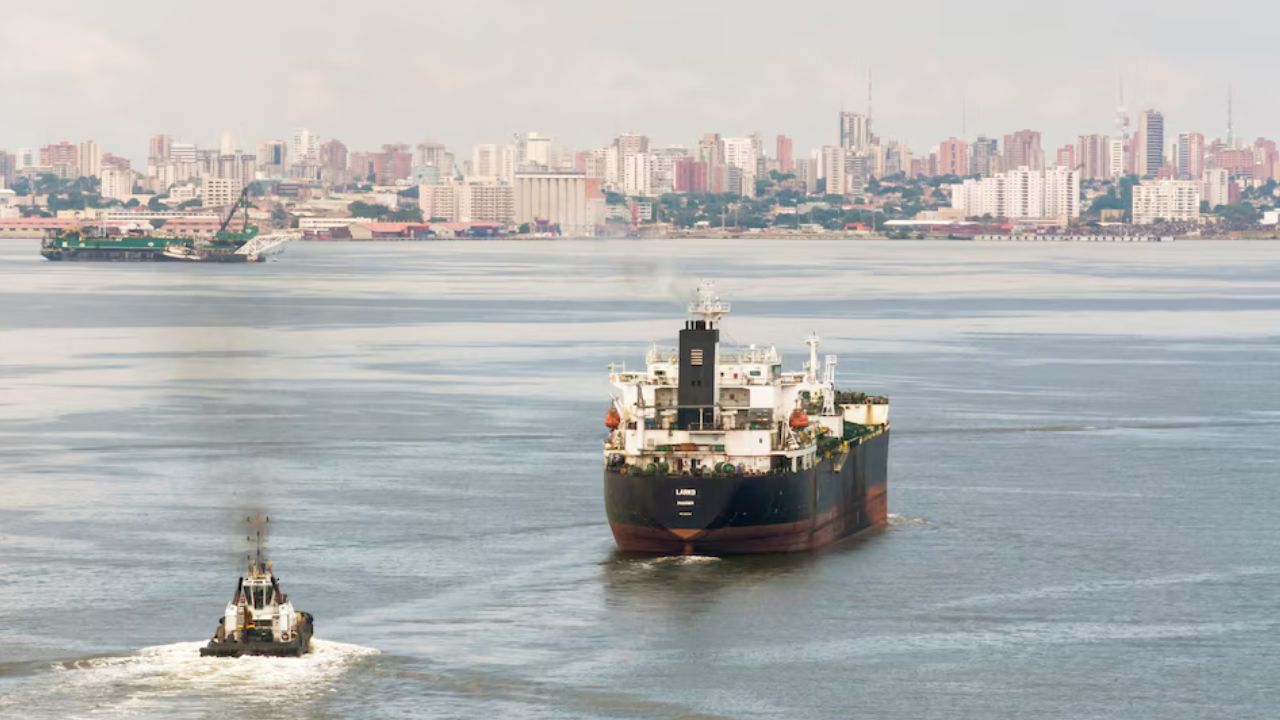 ABD ile Venezuela arasındaki gerilimin tırmanması, yatırımcıların güvenli liman talebini artırırken altın fiyatları ons başına 4.500 dolar seviyesine yaklaşarak rekorlara yaklaştı.