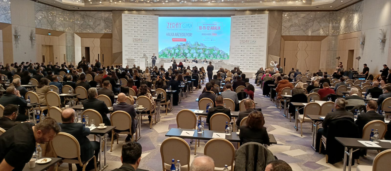 Zeray GYO’nun halka arz lansmanı, Yönetim Kurulu Başkanı Zekeriya Zeray ve şirket yöneticilerinin katılımıyla Raffles İstanbul’da gerçekleştirildi.”