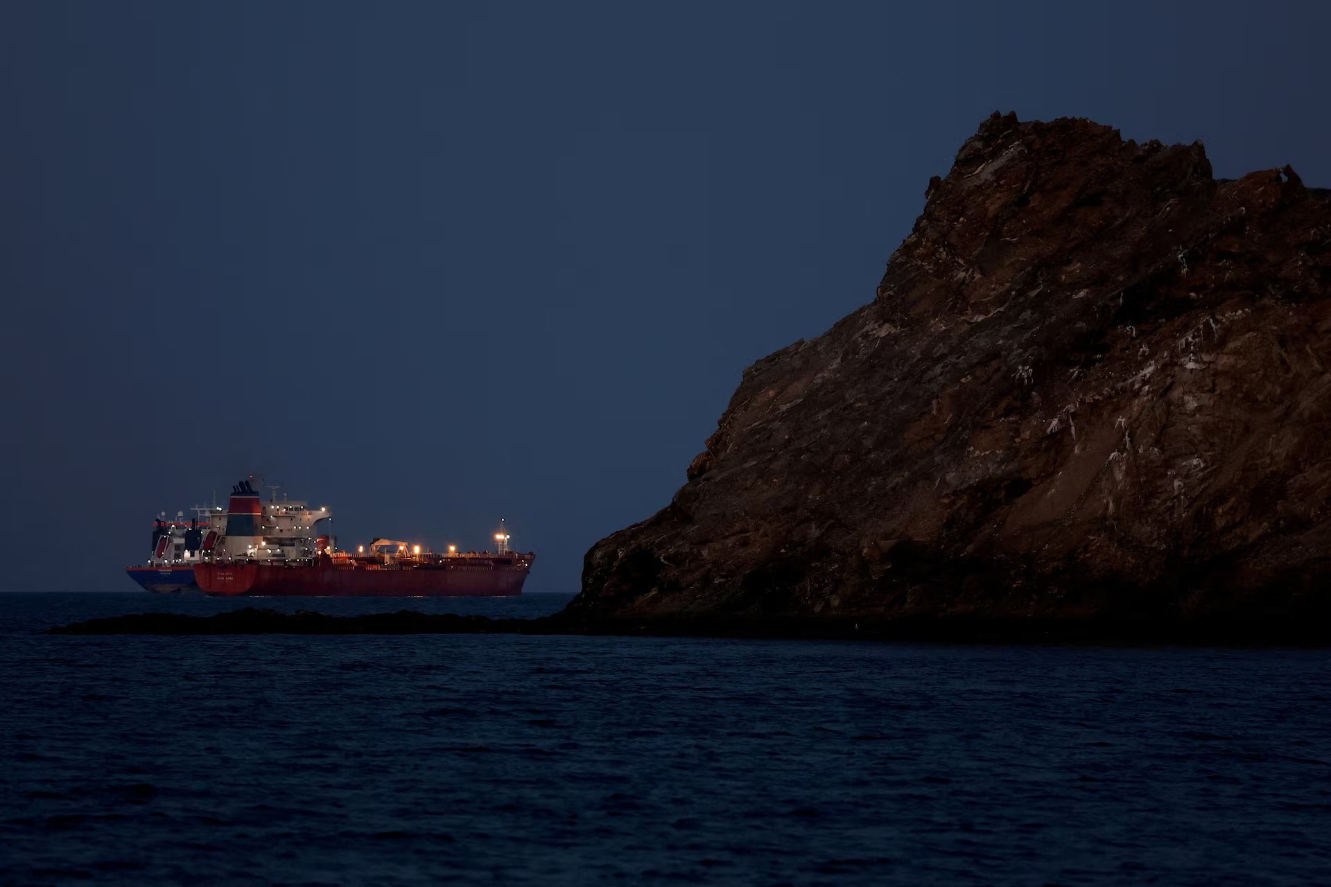 Hürmüz Boğazı’nda artan jeopolitik gerilim, enerji fiyatları ve hava yolu maliyetleri üzerinden Türkiye turizminin yaz sezonuna ilişkin riskleri büyütüyor.