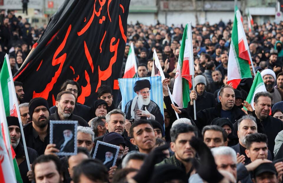 Kum kentinde Hz. Masume Türbesi önünde bir araya gelen yüzlerce kişi, saldırının faillerine karşı kitlesel protesto yürüyüşü başlattı.