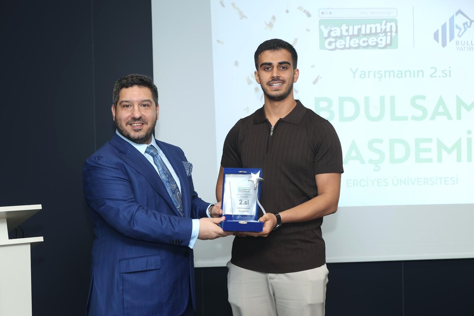 Yatırımın Geleceği yarışmasında Abdülsamet Daşdemir’e ödül takdimi